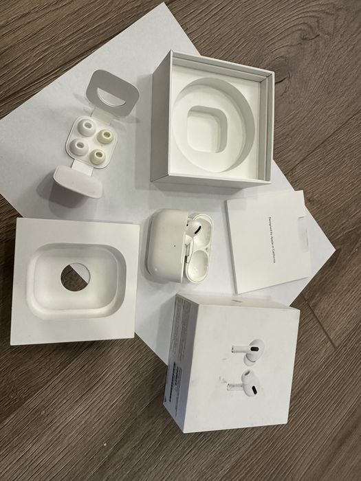 Кейс і лівий навушник. Airpods Pro 1 покоління A2083 A2084 A2190