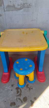Дитячий столик з кріслом.