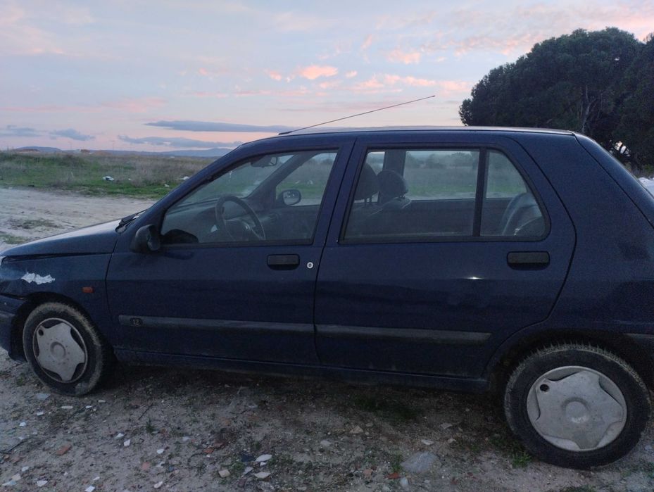 Renault Clio 1.2 98 para arranjo ou peças