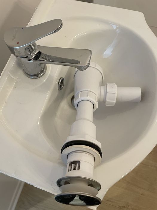 Nowa szafka łazienkowa z umywalką, baterią i klik klakiem