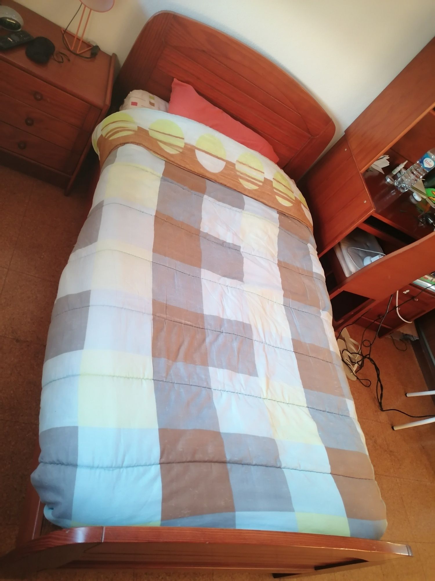 Vendo cama de solteiro e secretária completa