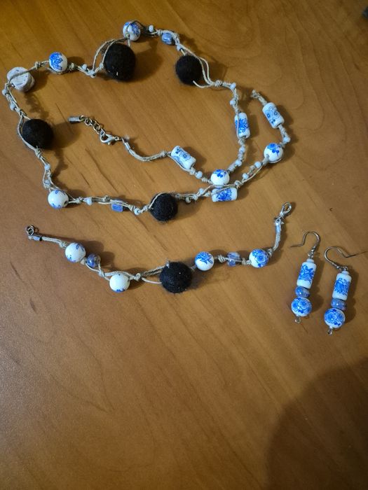 Ceramiczna bizuteria.