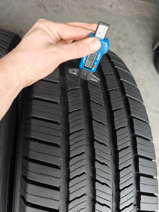 R20 265 60 шини всесезонні Michelin Defender LTX M/S з авто з США