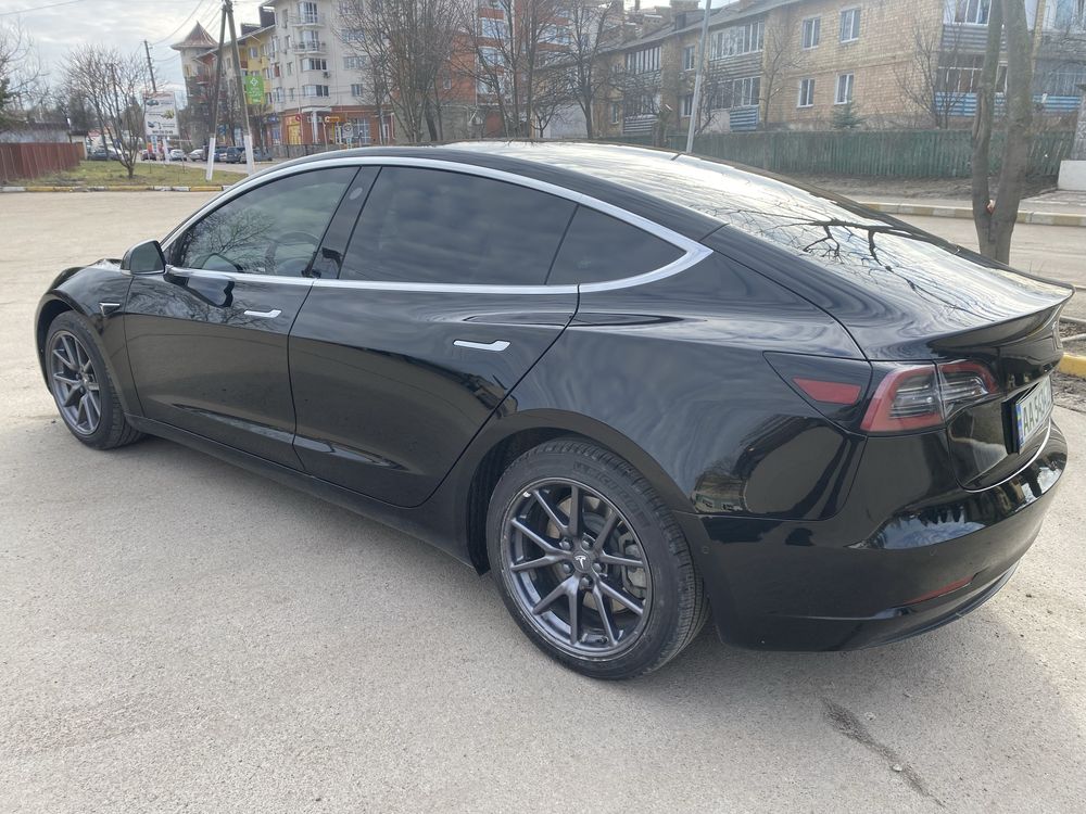 Tesla Model 3 SR+