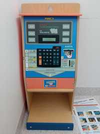 Drewniany bankomat dla dzieci