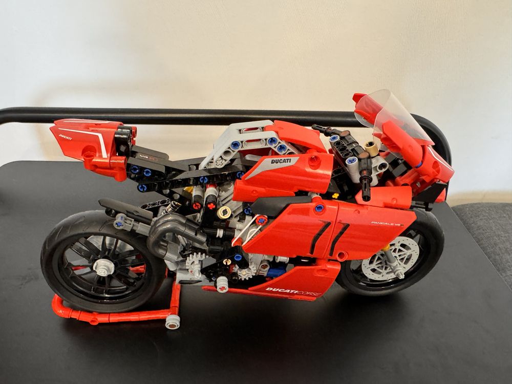 Конструктор lego ducati panigale v4 r (42107)