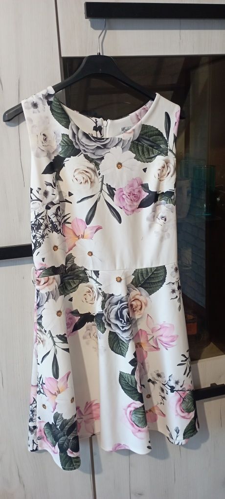 Krótka sukienka w kwiaty