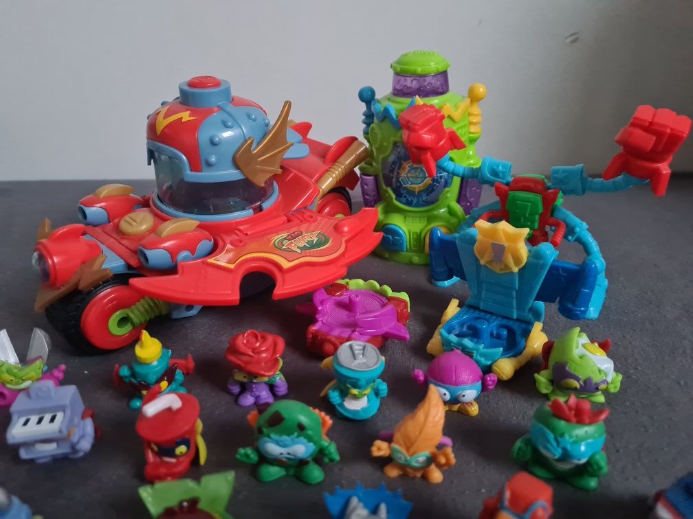 Samochód Zings + Figurki i Egzoszkielet