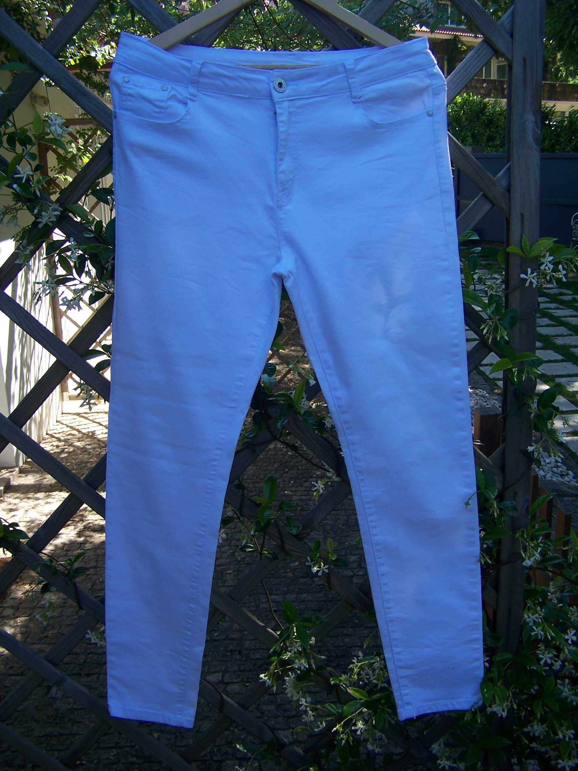 jeans brancas casual .