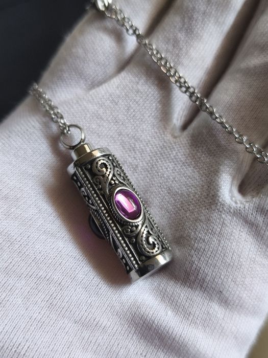 Colar com depósito secreto em aço inoxidável Novo.