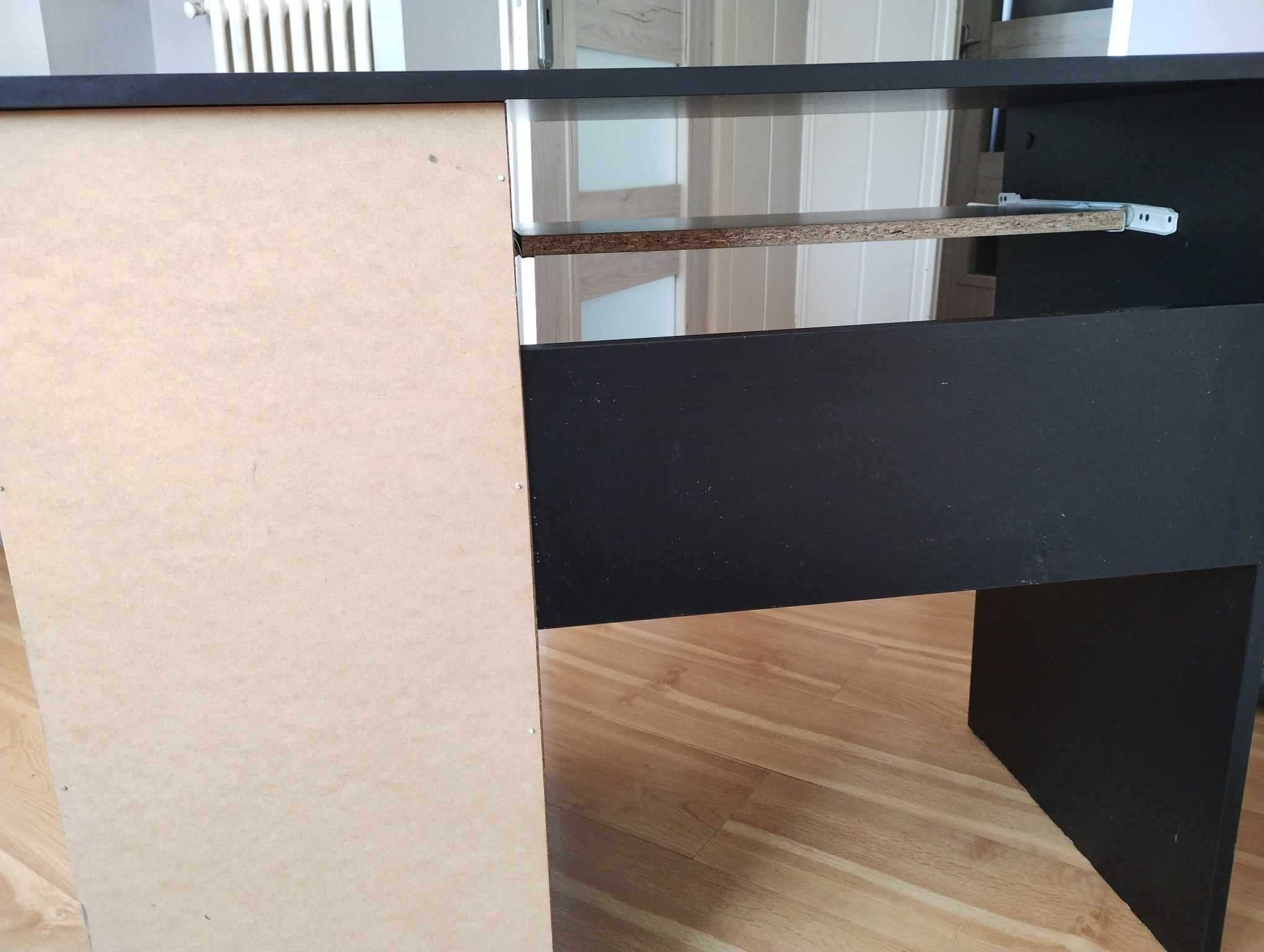Czarne biurko z szufladami
