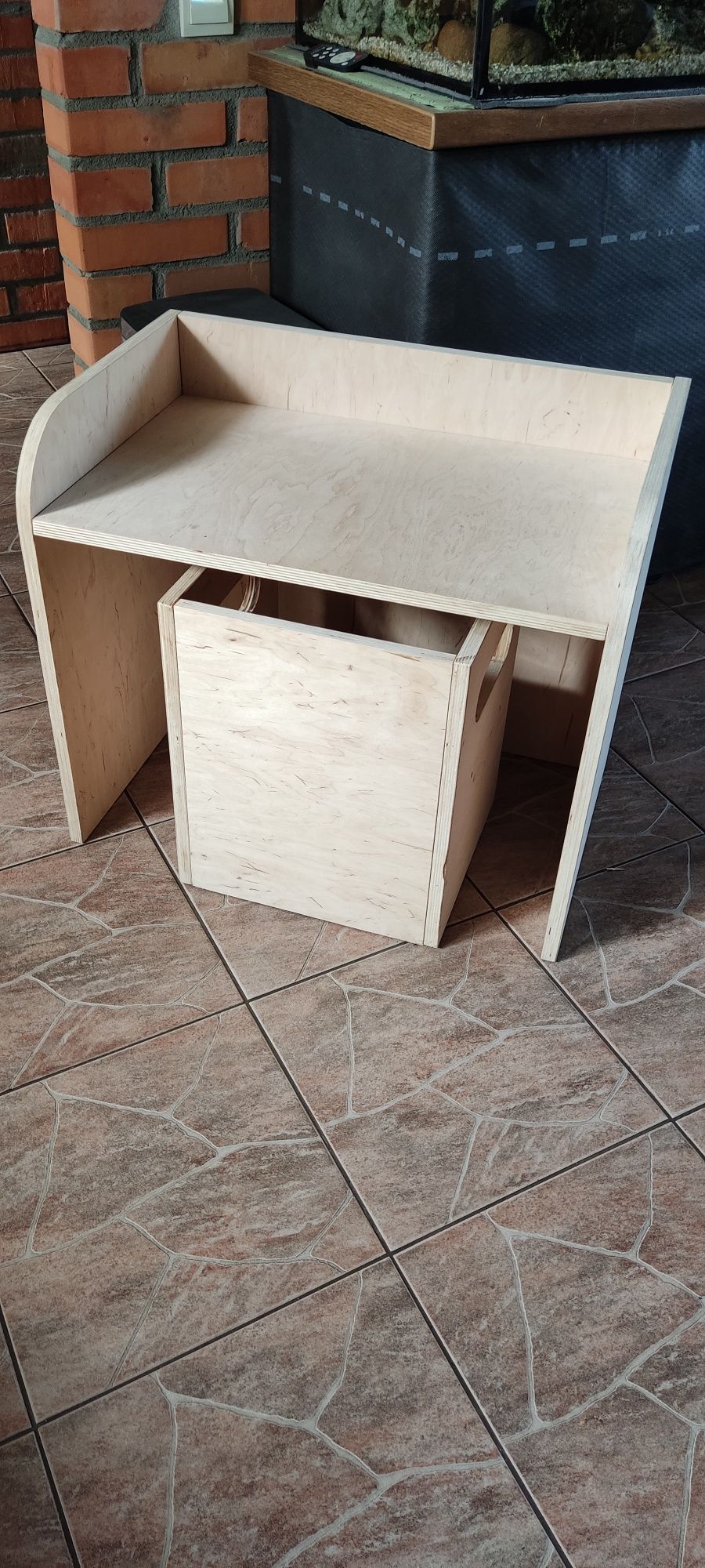 Drewniane biurko Montessori z krzesełkiem