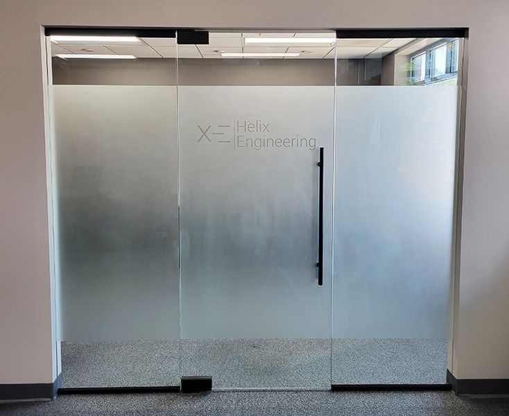 Скляні двері розсувні розпашні офісні в проєм купити замовлення скло