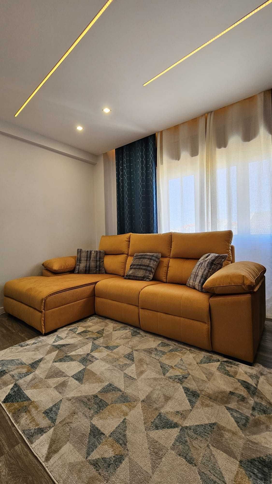 Sofá chaise com baú elevatório + 2 puffs NOVO
