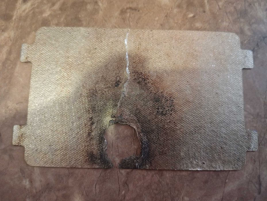 Мікрохвильова піч Grunhelm 20MX701-B