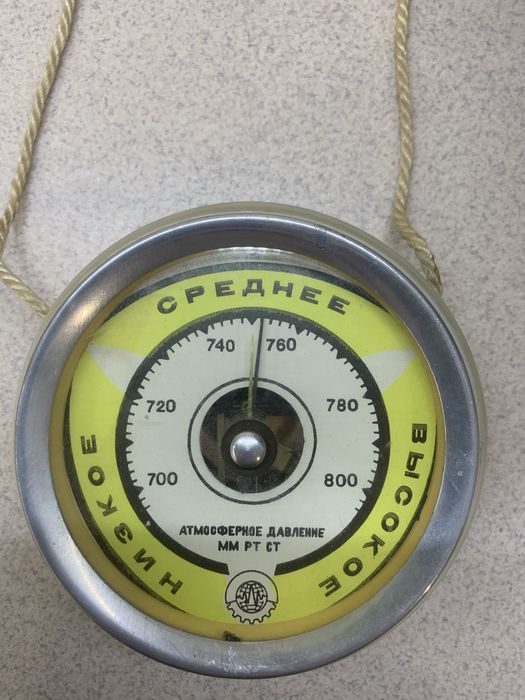 Барометр настінний