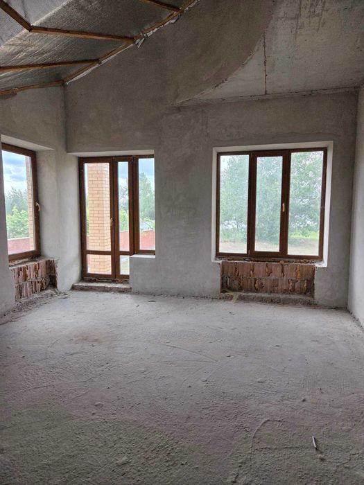 Будинок біля води. Будинок на березі Дніпра.