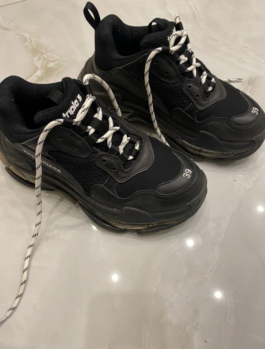 Оригинал Balenciaga Triple S Black
39 размер 
Оригинал 100 %