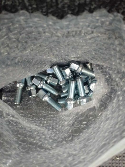 Пропоную болти для колесних дисків гарному стані. Ціна за комплект...