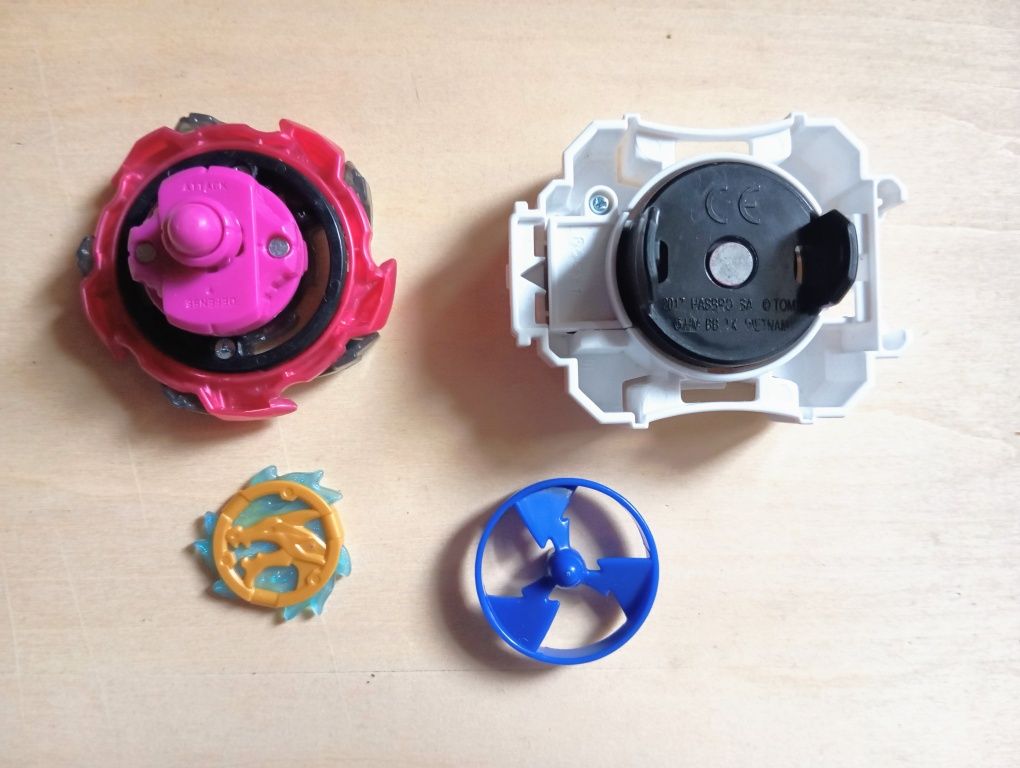 Beyblades piões e lançadores.