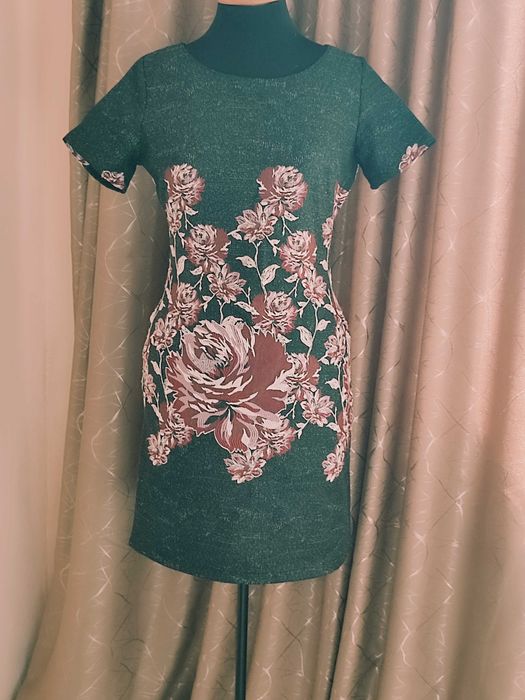 Жіноча сукня у гарному стані, розмір 44