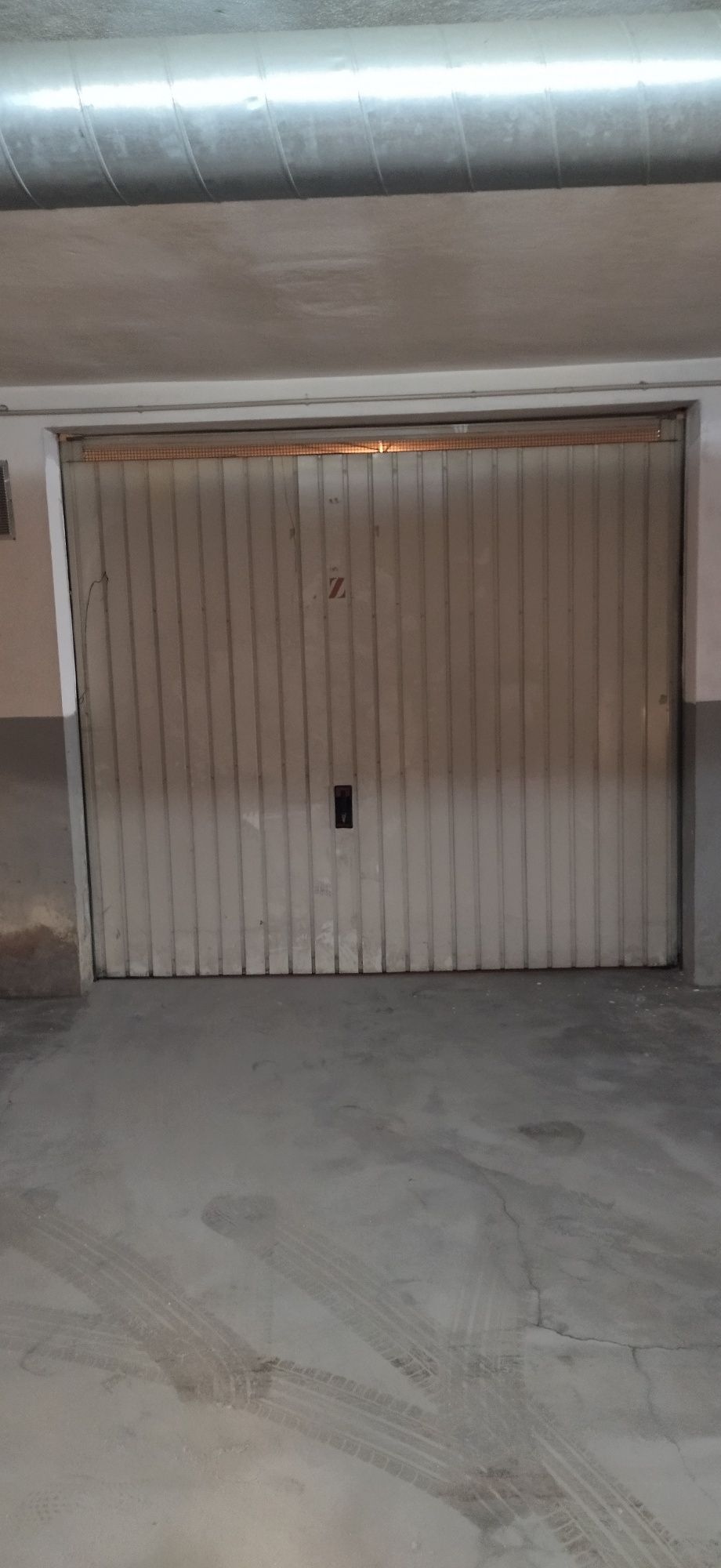 Espaçosa Garagem Box para arrendamento no centro de Ermesinde

**Espaç