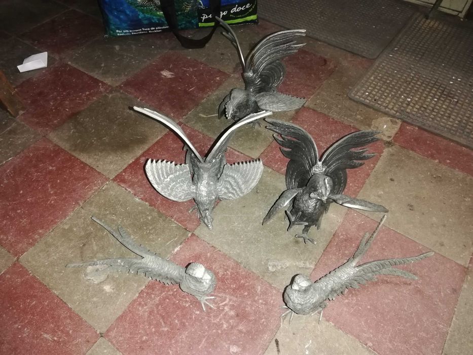 Escultura/Bibelot/Estatueta em bronze, conjunto de 5 galos.