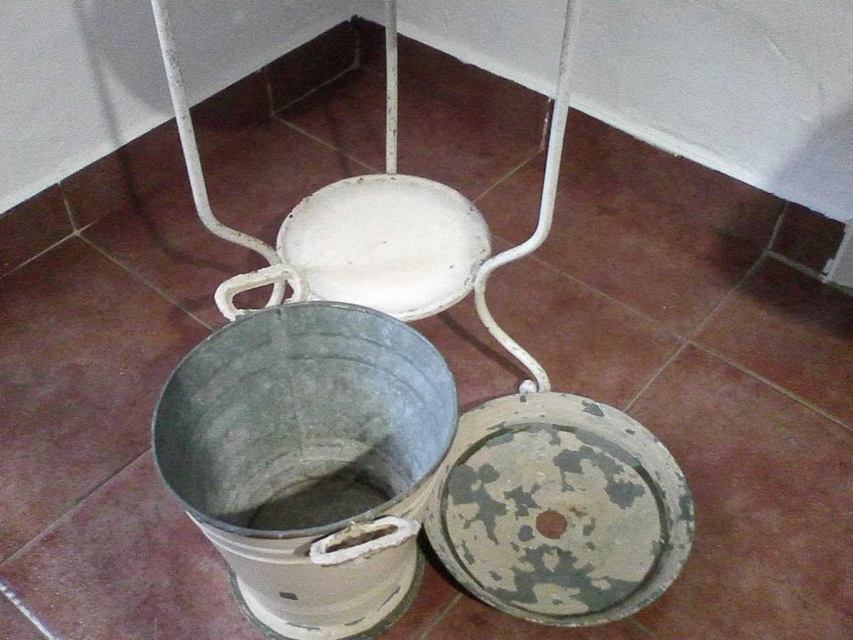 Lavatório antigo com balde