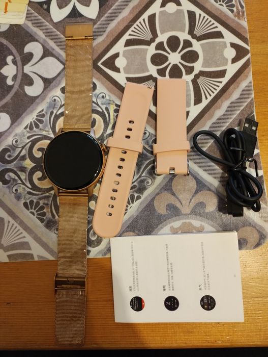 Smartwatch damski z dwoma paskami