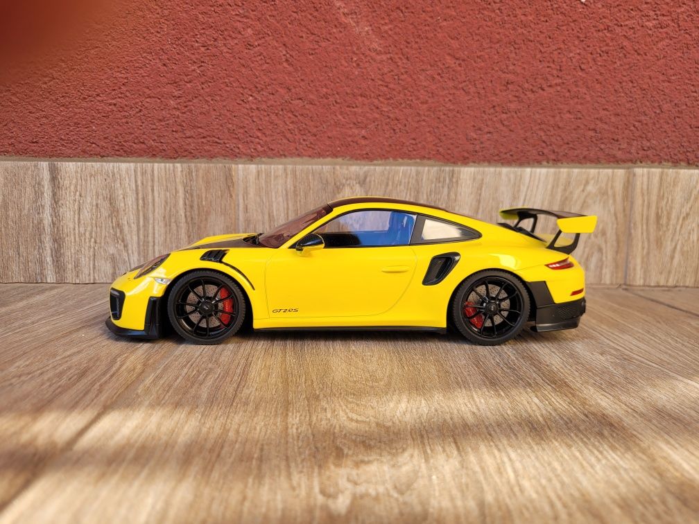Porsche 911 GT2 RS 991 Minichamps 1:18