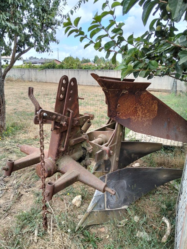 Vendo charrua de dois ferros