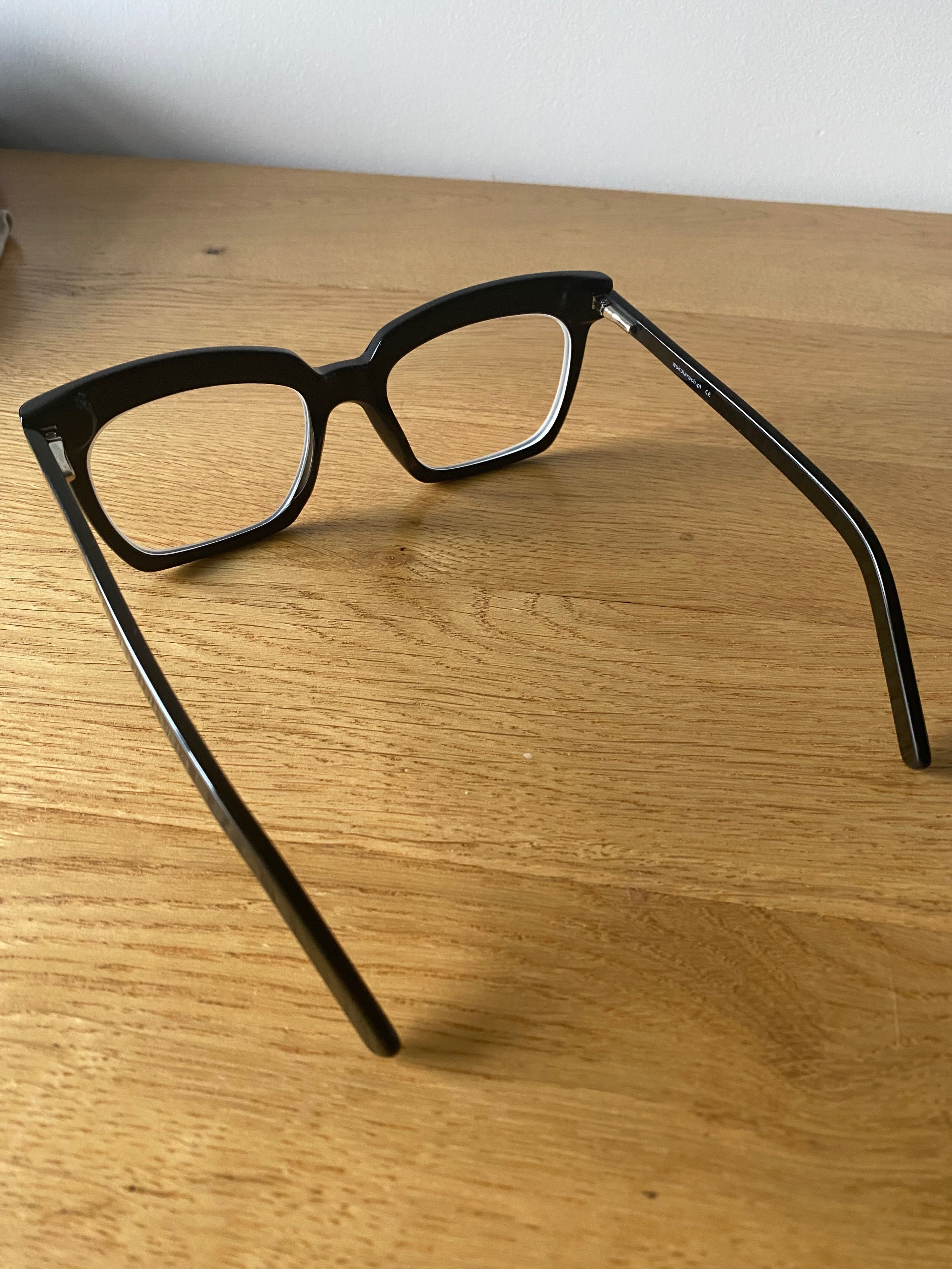 czarne okulary korekcyjne szerokie oprawki