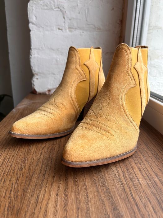 жіночі ковбойки,  чоботи з замші жовтого кольору.