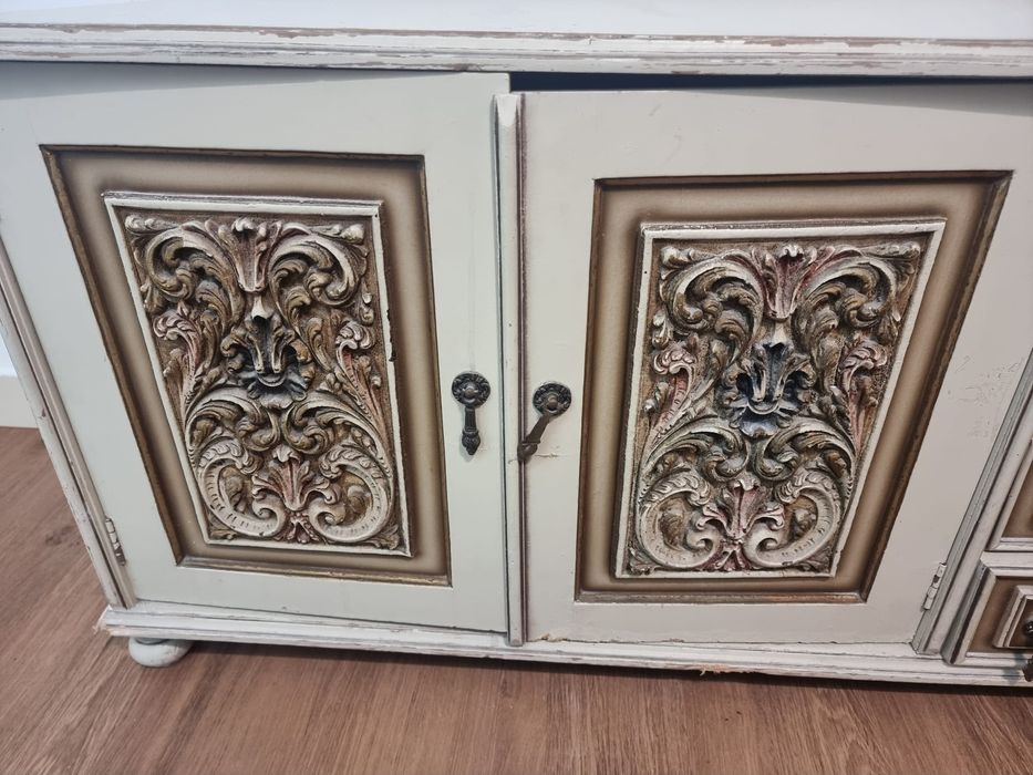 Móvel antigo em bom estado