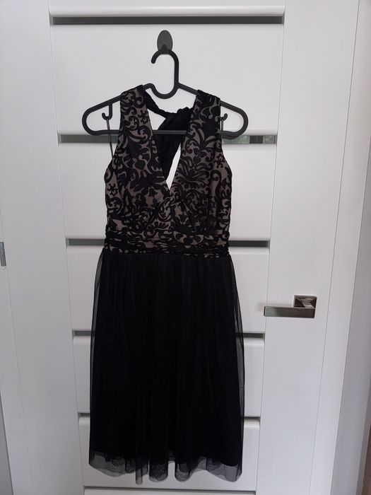 Elegancka czarna sukienka