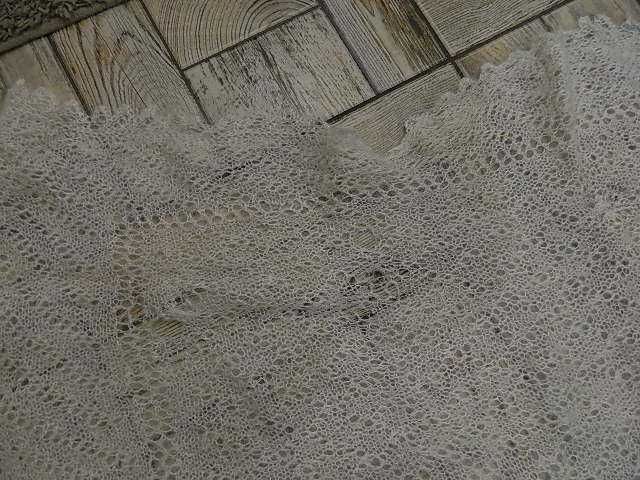 Пуховый платок (размер 1м 10см * 1м 10см) серый белый