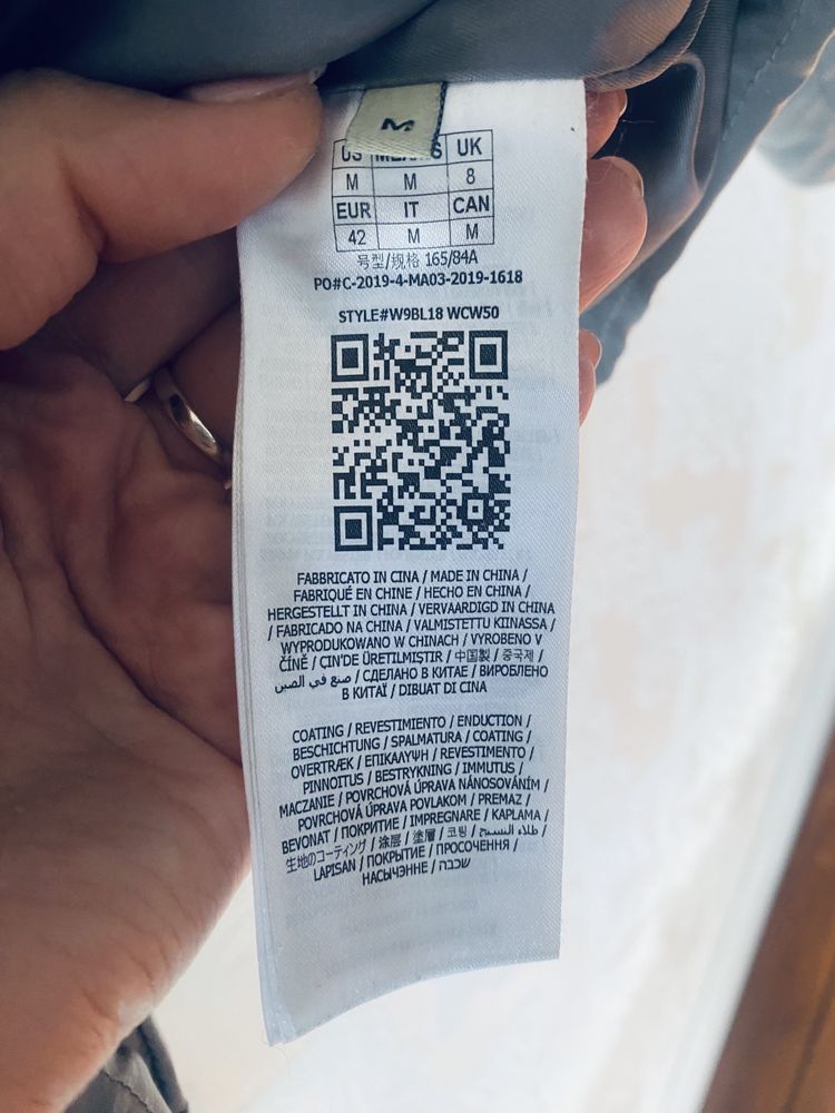 Piękna puchowa opalizująca kurtka Guess, M