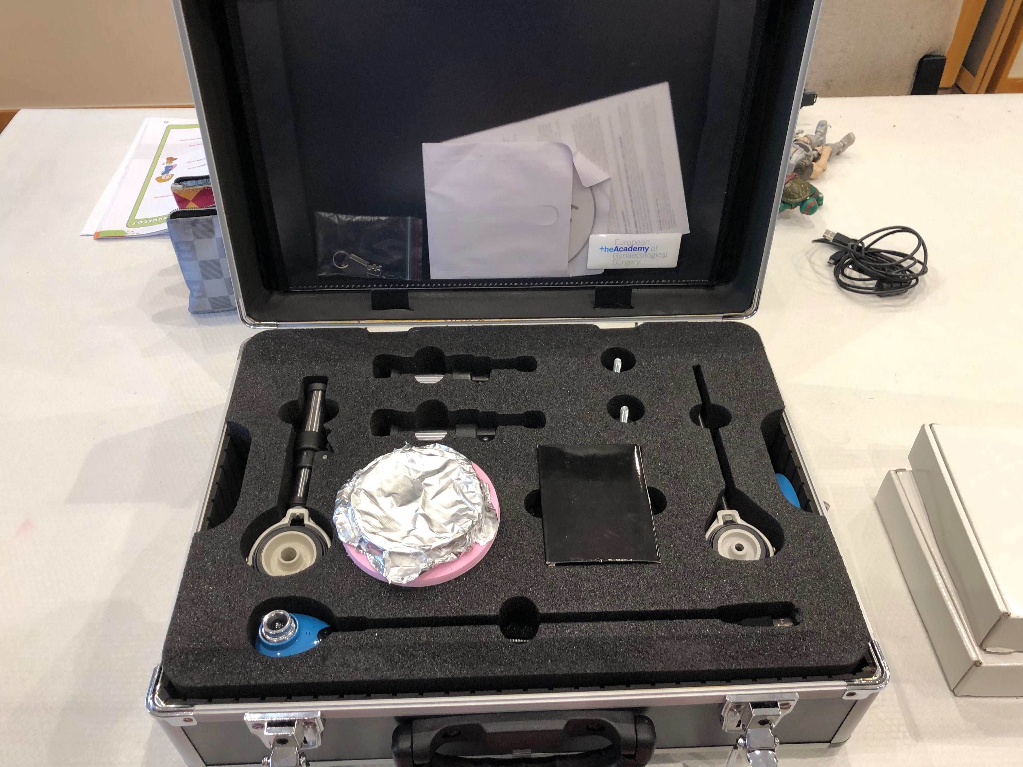 E-KNOT para treino de Sutura laparoscópica com câmera