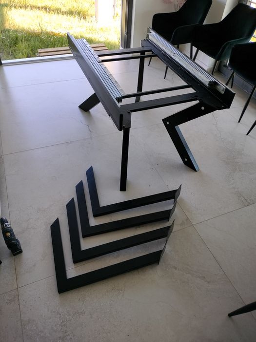Stół rozsuwany z 8 nogami