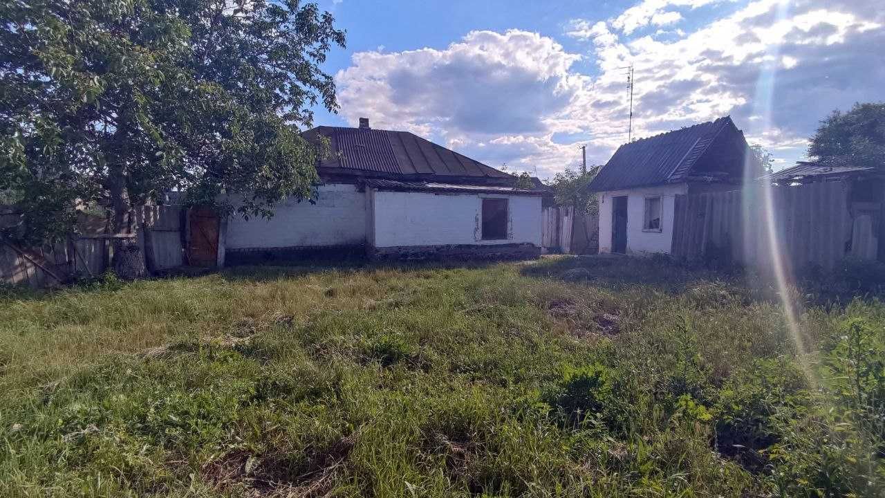 Продаж будинку з ділянкою в центрі села Білозір'я.