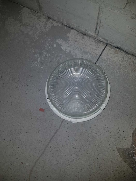 Lampa plastikowa za szklanym kloszem zewnętrznym