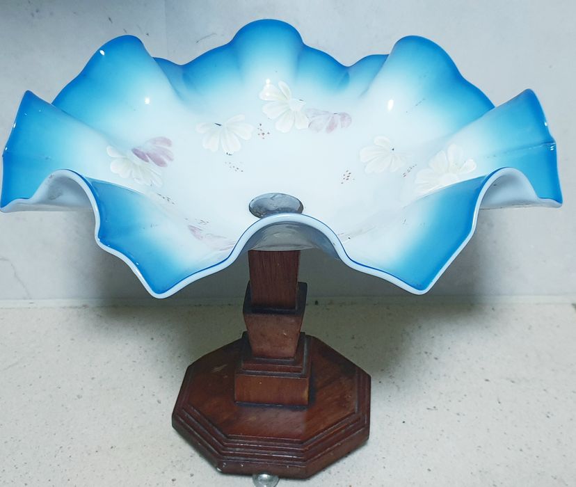 Linda antiga fruteira de pé alto com vidro opalino esmaltado à mão