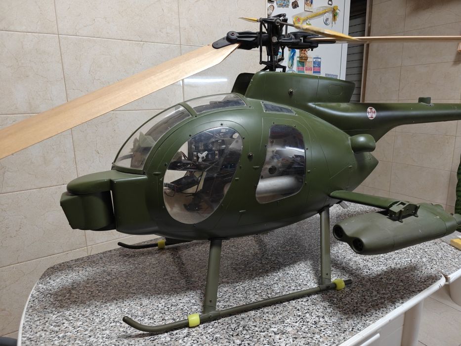 Thunder Tiger Raptor 50 com fuselagem Hughes 50