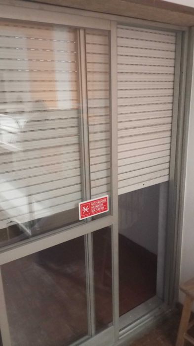 Arranjo estores no Cacém por 11.50€ em Janelas e em Portas 13.50€