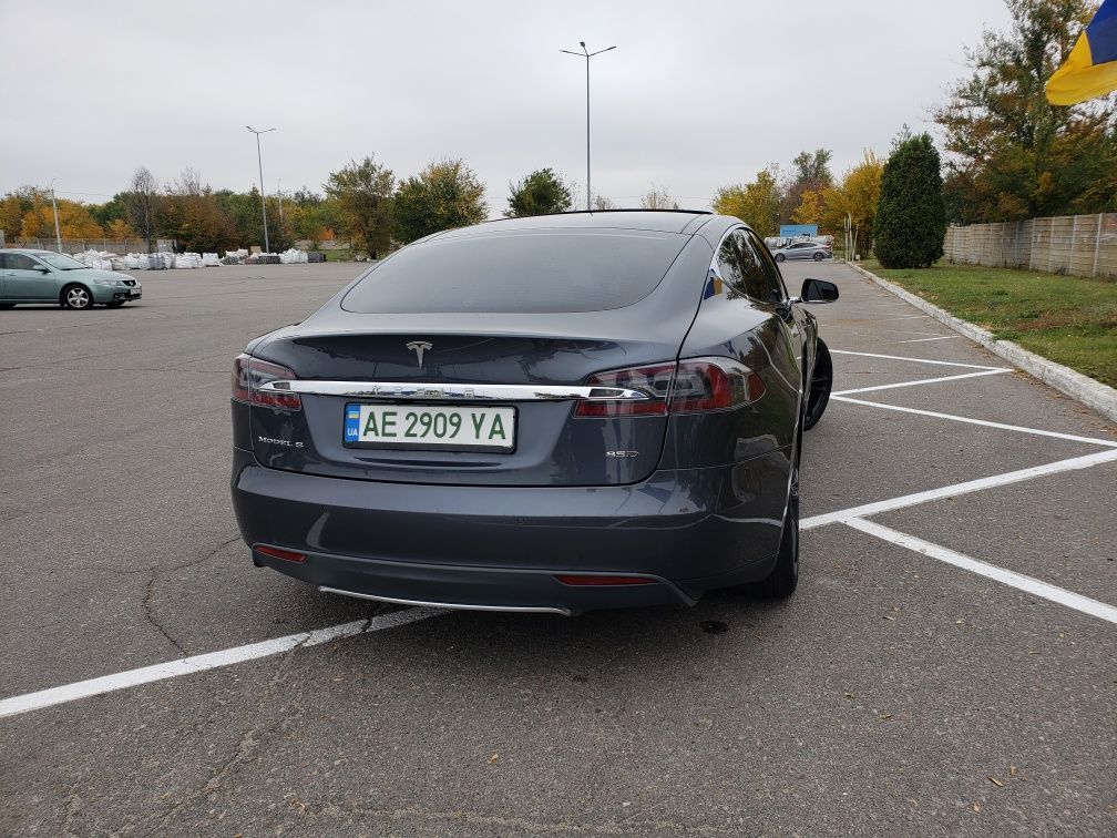 Tesla Model S 2015 85D ідеал