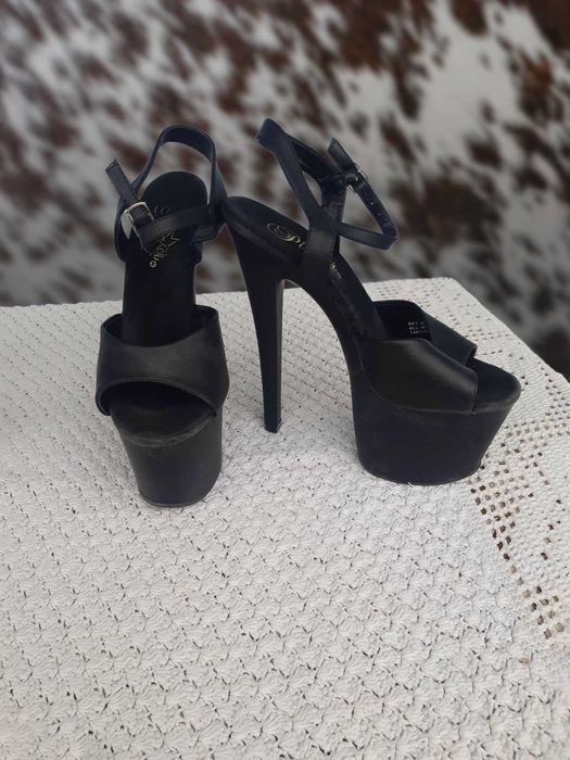 Туфлі на високих підборах.