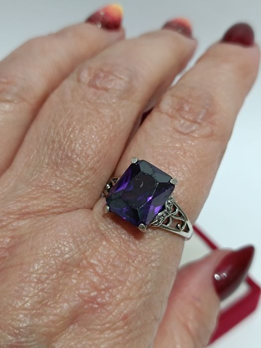 Srebrny pierścionek z fioletowym oczkiem roz.20, srebro próby 925