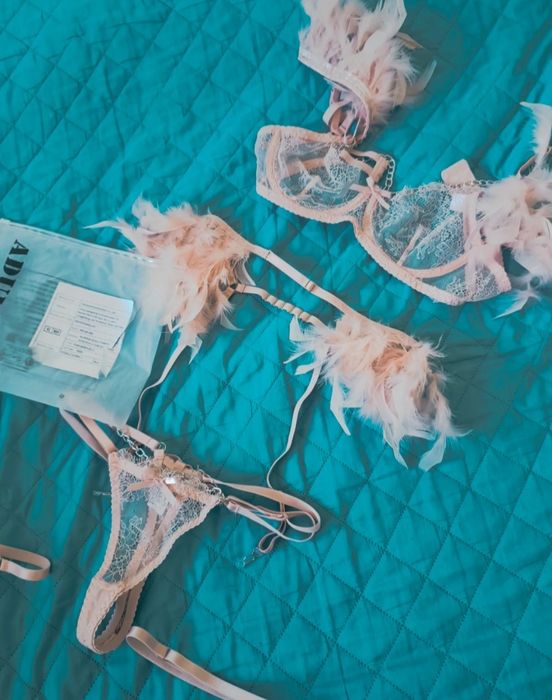 Bielizna erotyczna z futerkami pudrowy róż