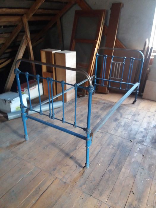 Старинная железная кровать.