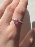 Каблучка з шикарним рожевим рубіном 1.49ct та діамантами золото 585